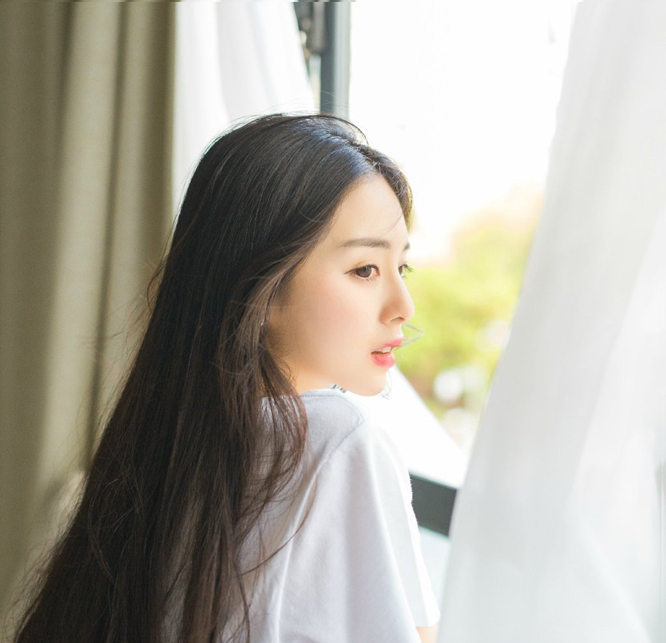 在爱情方面，人类有一大趋势。男人眼里的理想伴侣要像牛奶：越嫩越纯越好：女人眼里的理想伴侣要像奶牛：越壮越强越好，并且能让自己用最少的力挤出最多的奶。